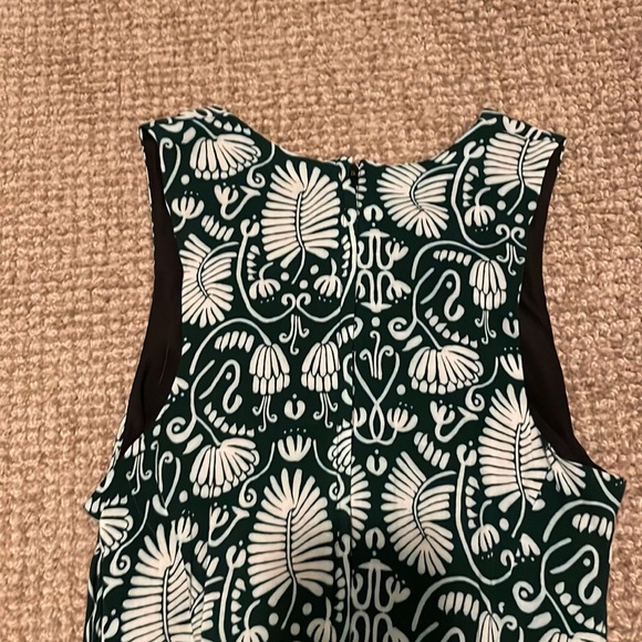Mid length green pattern dress - Picture 4 of 6